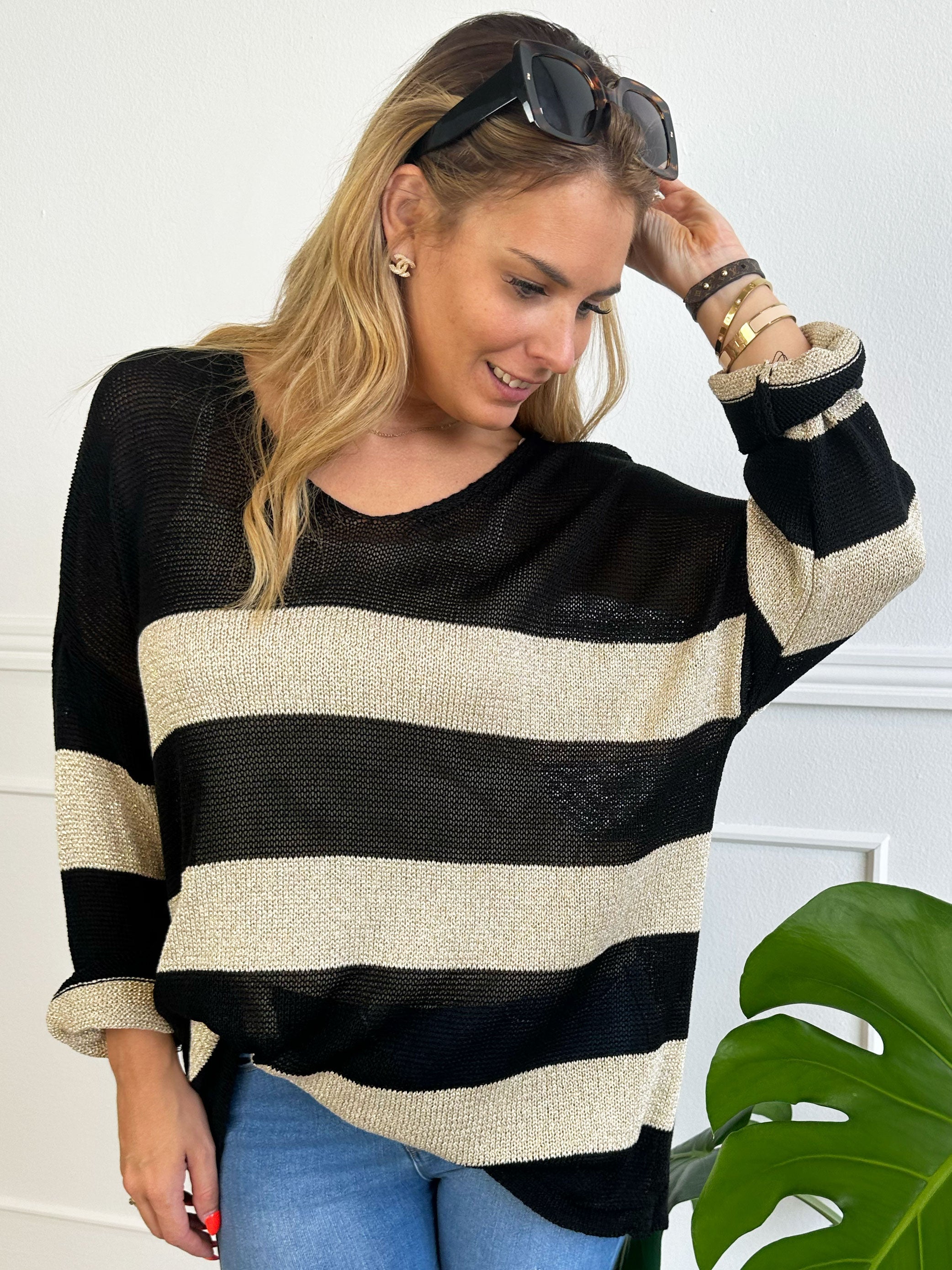 Dima - Stickad tröja i viskos med guld ränder